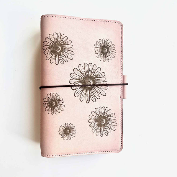 The Summer Everyday Organized Daisy Bouquet Engraved Leather Traveler's Notebook